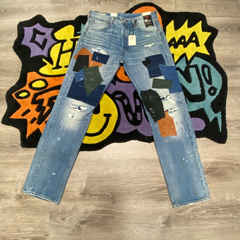 Men’s Levi’s 93 straight leg size 33/34”
Honor the gift T-shirt size Medium